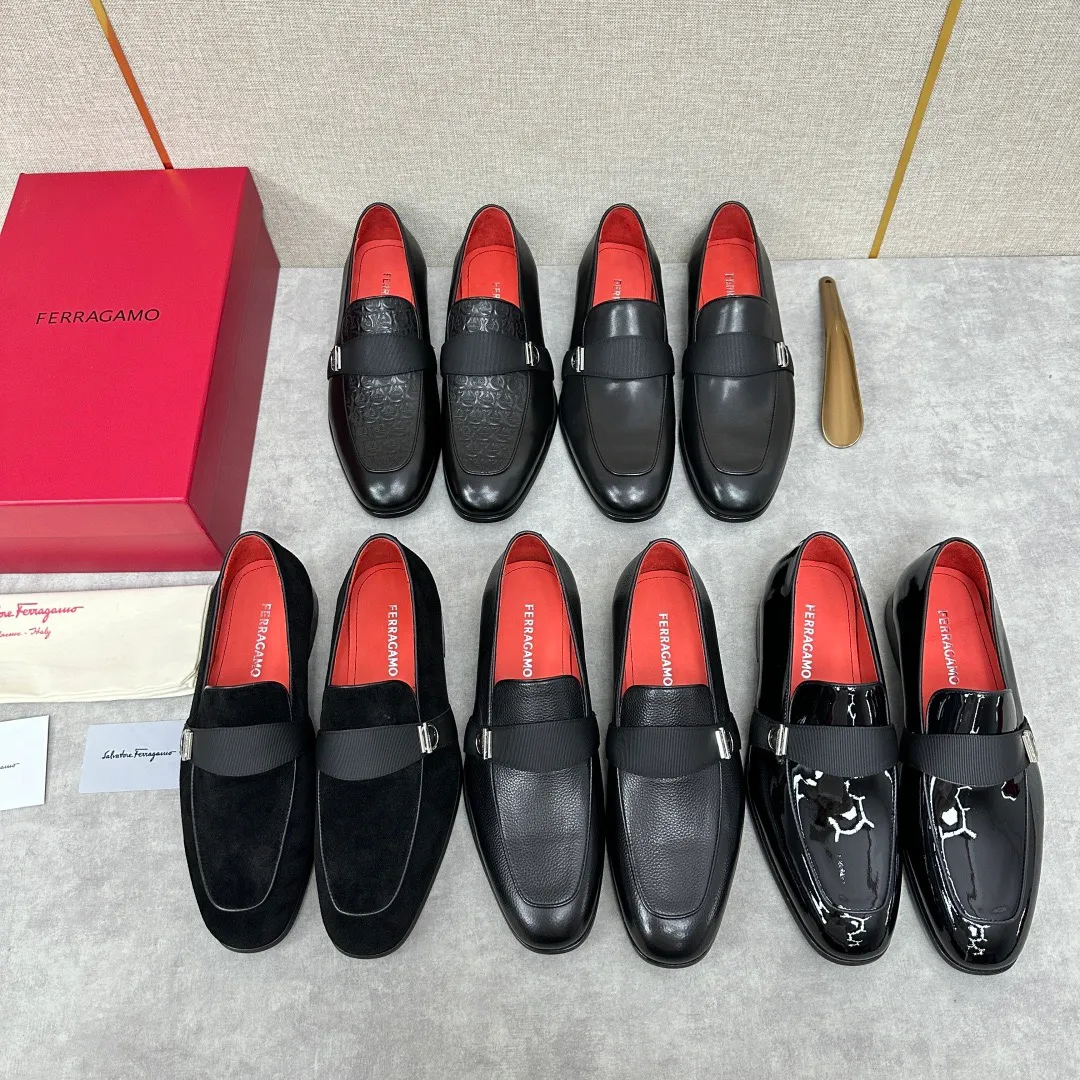 [Ferragamo] Top P: 960💰 Number of yards: 39~44 (38.45.46. Custom-made, non-refundable) Ferragamo** counters synchronize new models of men's loafers that can be worn casually or formally. The classic shape embodies the fashionable charm of formal wear, and the newly designed proportions are more modern. These loafers are made of imported open-edge beaded cowhide/fine calfskin/cow suede material. The upper is decorated with webbing, and the side is privately molded with silver Gancini buckles. The double stitching details add to the fashionable charm. Adopting a special "Original" structure and going through multiple processes, the soles are almost entirely handmade. Unique processing technology demonstrates exquisite craftsmanship. The original privately modeled genuine leather outsole is paired with a personalized rubber backing. It is comfortable, non-slip and wear-resistant. It can be worn as a slip-on. Exquisite hand-stitching. The workmanship is as fine as that of a store. The original color calfskin lining is sweat-absorbent, anti-odor, comfortable and breathable. The heel is also decorated with a rubber patch to perfectly improve the grip performance.